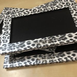 Magnetic empty palettes